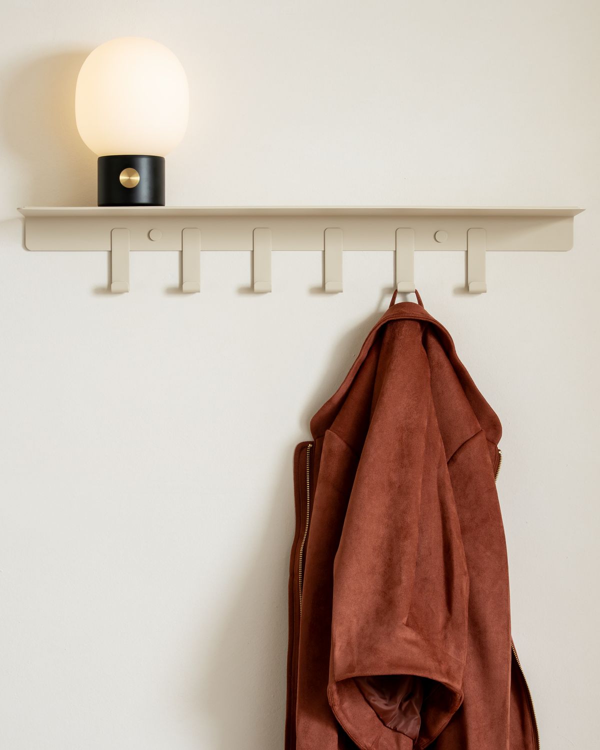 Holmsen Wandgarderobe in Taupe-Sand