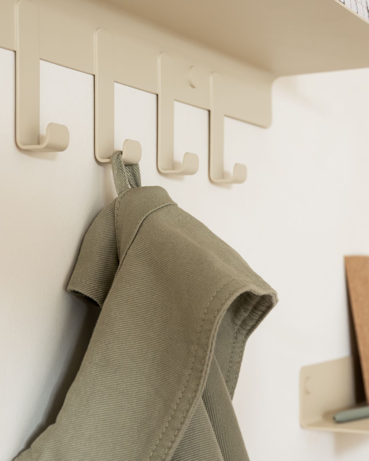 Holmsen Wandgarderobe in Taupe-Sand – Bild 3
