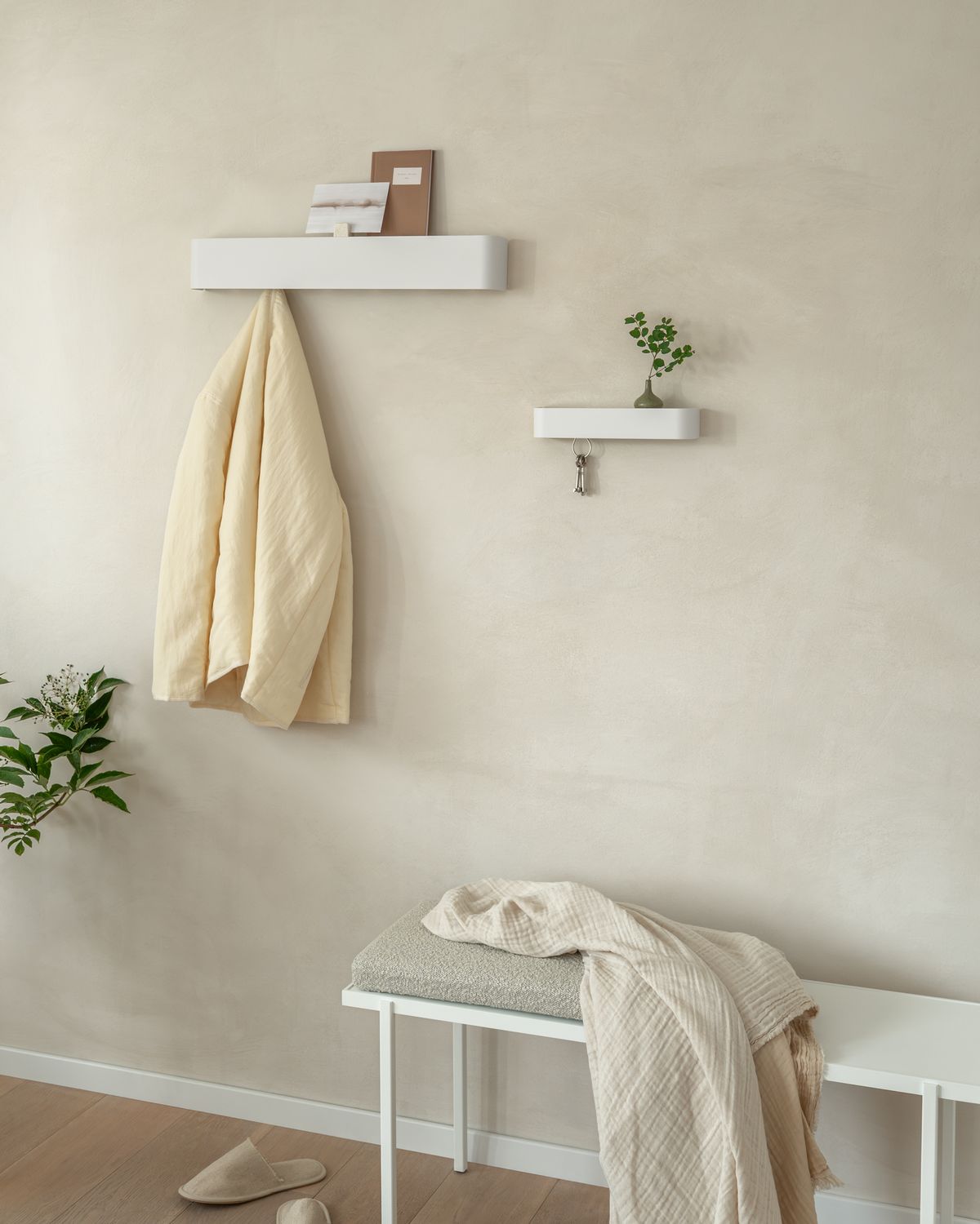 Tone Wandgarderobe in Weiß – Bild 2