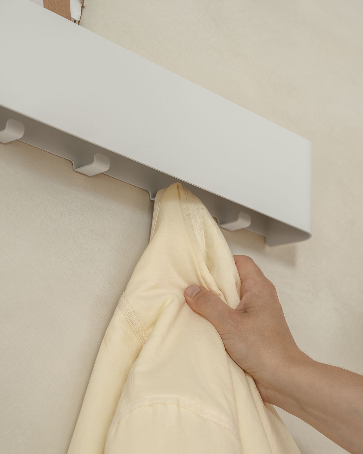 Tone Wandgarderobe in Weiß – Bild 5
